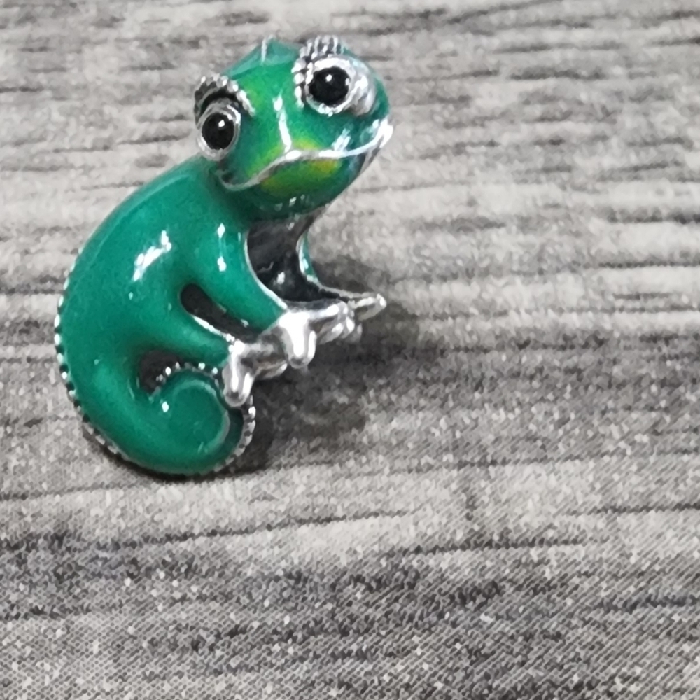Disney Pandora Charm - Pascal Color-Changing - Picture 1 of 9